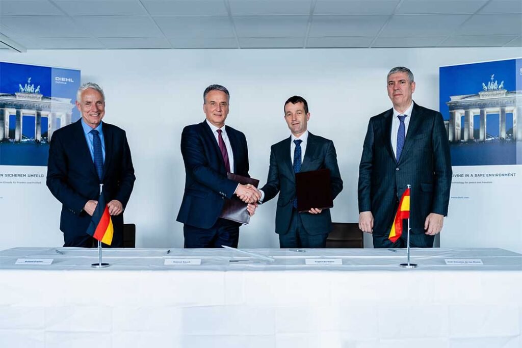 Photo (from left): Roland Greiner (Vice President International Sales for Latin America, Spain and Portugal, Diehl Defence), Helmut Rauch (CEO, Diehl Defence), Ángel Escribano (Executive Chairman, Indra Group), José Vicente de los Mozos (CEO, Indra Group) [Photo: © Diehl Defence]