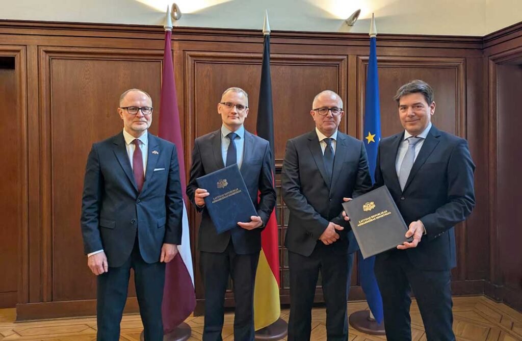 Photo (from left): Andris Sprūds (Minister of Defence Latvia), Ivo Rubīns (Member of the Board, Ripo Remonta Centrs), Gianluca Palmisano (Vice President Industrial Participation and Offset, Diehl Defence), Oliver Haas (Senior Vice President Customer Support, Diehl Defence) [Photo © Diehl Defence]