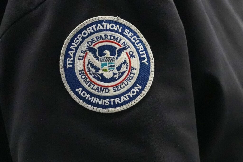 Trump signs order to pay TSA employees after Congress fails to agree on DHS funding Trump signs order to pay TSA employees after Congress fails to agree on DHS funding