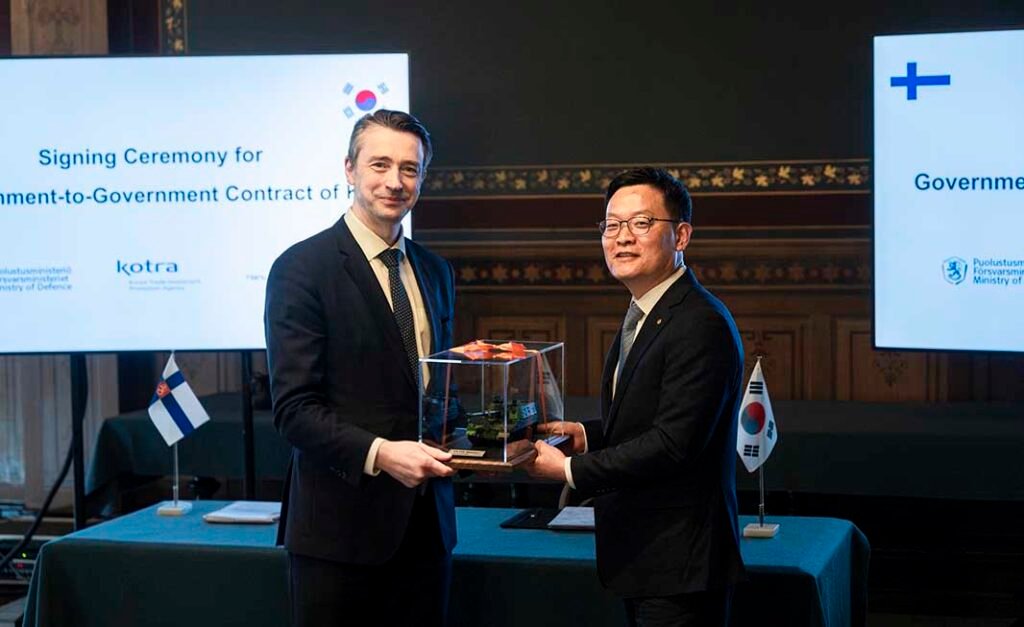 Son Jae-il, President & CEO of Hanwha Aerospace (right), presents a commemorative gift to Olli Ruutu, Director General for Resource Policy at Finland’s Ministry of Defence (left).[Photo Hanwha Aerospace]