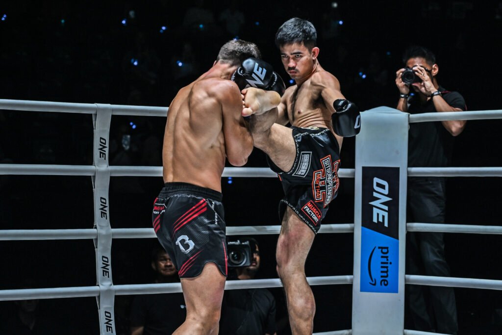 Rungrawee targets Eersel's legs in ONE Lightweight Kickboxing World Title fight at The Inner Circle