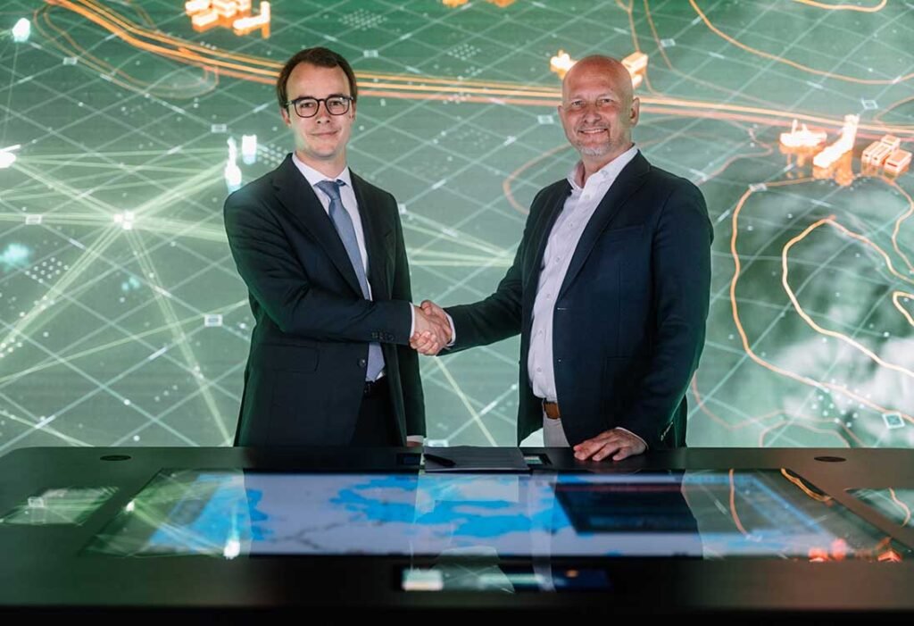 Lukas Köstler (left), Co-founder and CEO of SE3 Labs, and Sven Heursch (right), Chief Digital Officer and Head of Software-Defined Defence at HENSOLDT, during the signing of the strategic partnership. [Photo: HENSOLDT AG]