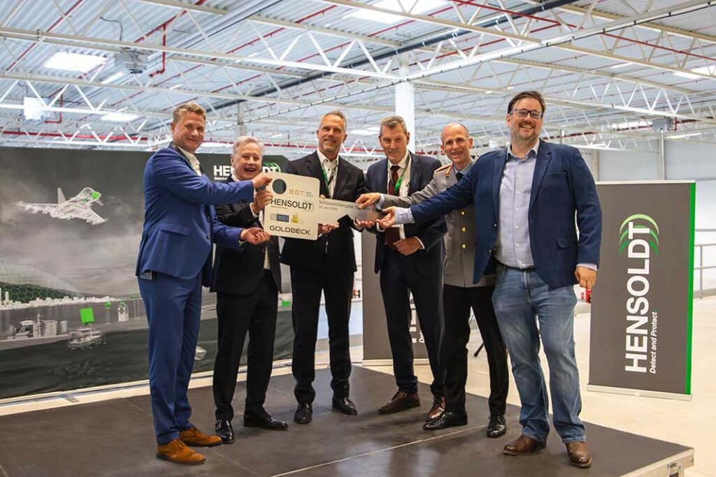 (f.l.t.r.:) Kai-Oliver Becker, Branch Manager at GOLDBECK Kassel; Rainer Velmeden, Managing Director of bauWerk GmbH; Steffen zur Linde, Authorised Signatory at bauWerk GmbH; Brigadier General Bernhard Scheider, Managing Director of HIL GmbH; Major General Jochen Deuer, Commander of the Bundeswehr Logistics Command; and Stephan Heitz, Head of Logistics Management HENSOLDT. [Photo: HENSOLDT AG]
