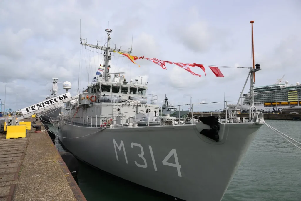 Ukraine receives ex-Dutch Alkmaar-class minehunter Henichesk