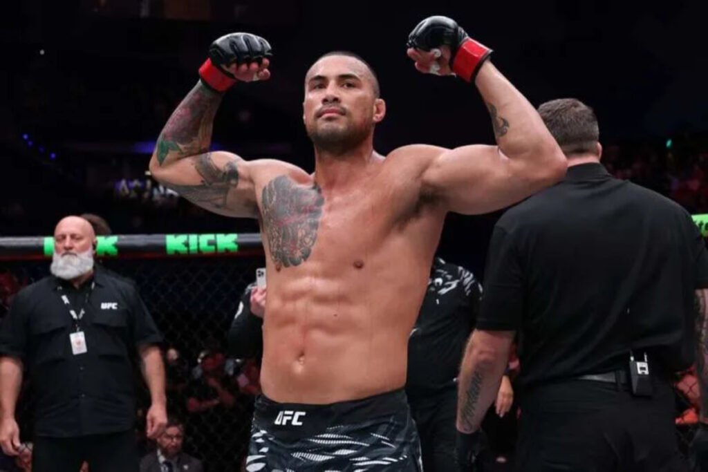 Carlos Ulberg suggests Magomed Ankalaev vs. Jiri Prochazka and a ‘wildcard’ fight with potential title implications: “Whoever earns it” Carlos Ulberg poses after earning a victory