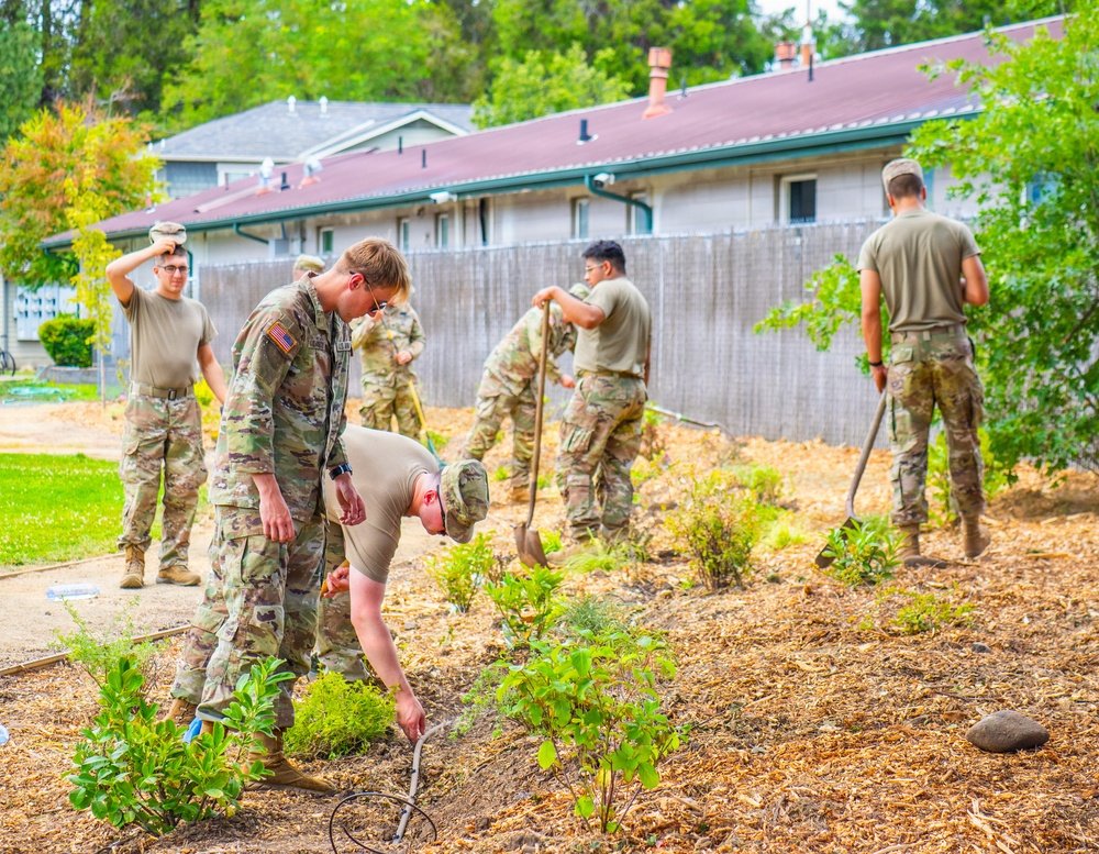 DVIDS – News – Oregon Guard Soldiers lend a hand at Salvation Army Hope House Oregon Guard Soldiers lend a hand at Salvation Army Hope House