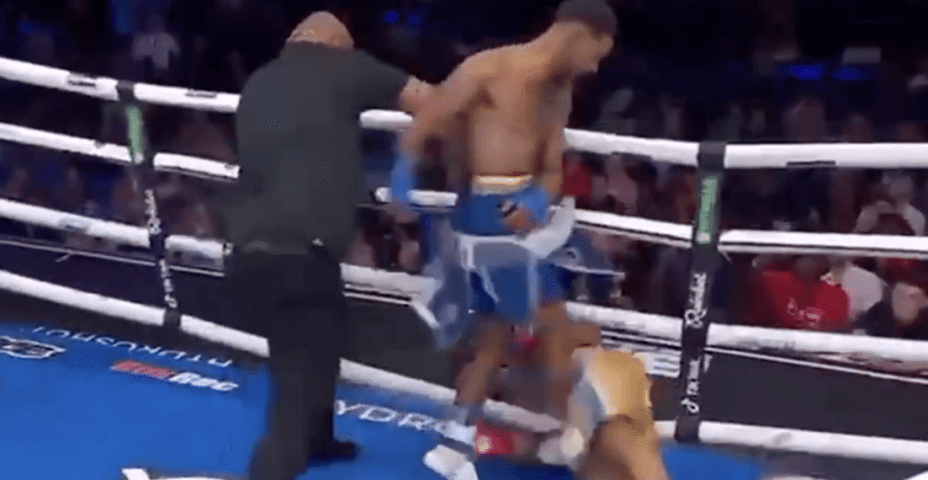 Video: Fighter gets kicked out of the ring by opponent, returns and scores vicious knockout Video: Fighter gets kicked out of the ring by opponent, returns and scores vicious knockout