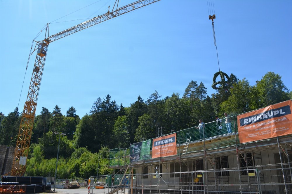 DVIDS – News – USAG Bavaria ‘tops out’ forthcoming sewage treatment building at Hohenfels Hebefest crown