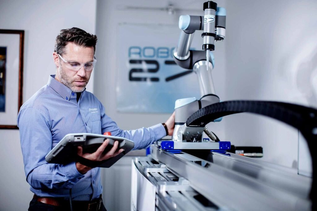 Greater reach and flexibility for industrial automation The Movotrak CTU is based on two linear units which ensure maximum torque capacity and rigidity even when the robot arm is fully extended. (Image: Rodriguez GmbH)