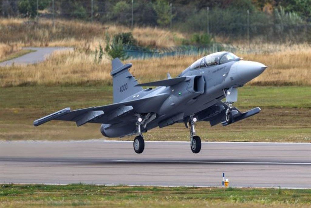 Gripen F completes its first flight Gripen F completes its first flight