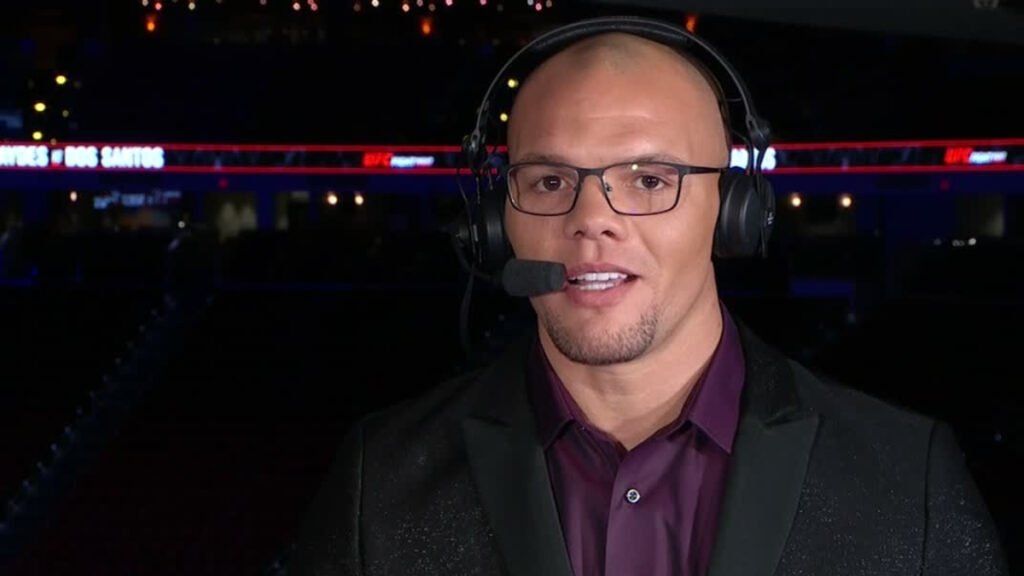 UFC fans ‘need to lay off’ Anthony Smith amid arrest, says retired slugger: “We weren’t there” Anthony Smith working as an analyst for a UFC broadcast