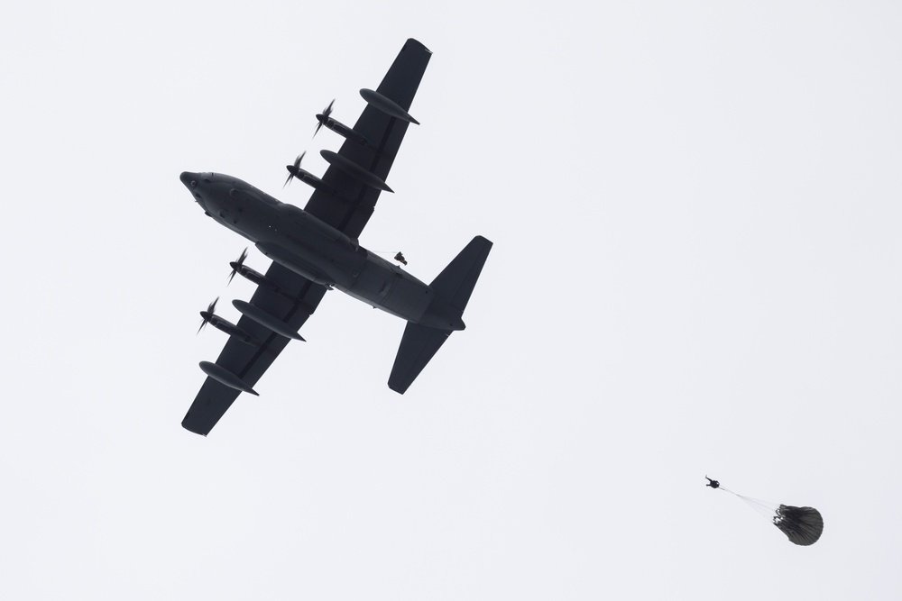 DVIDS – News – Alaska National Guard PJs jump to save 2 stranded hunters north of Kotzebue AKANG 176th Wing Rescue Triad conducts water rescue training in Alaska