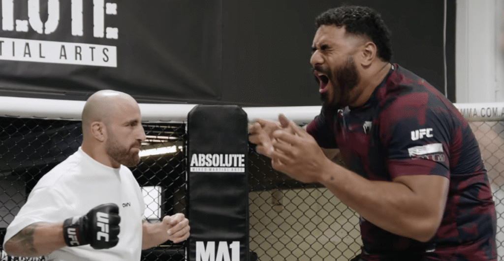 Video: UFC star Alexander Volkanovski punishes gigantic NFL player Video: UFC star Alexander Volkanovski punishes gigantic NFL player