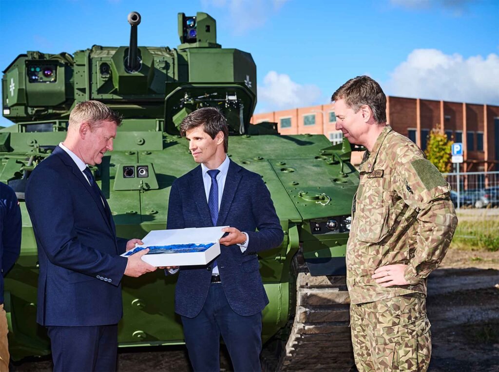 Alejandro Page (center) is handing the symbolic key to Minister of Defense Raivis Melnis and Chief of Defense Lieutenant General Kaspars Pudāns. (Photo: GDELS)