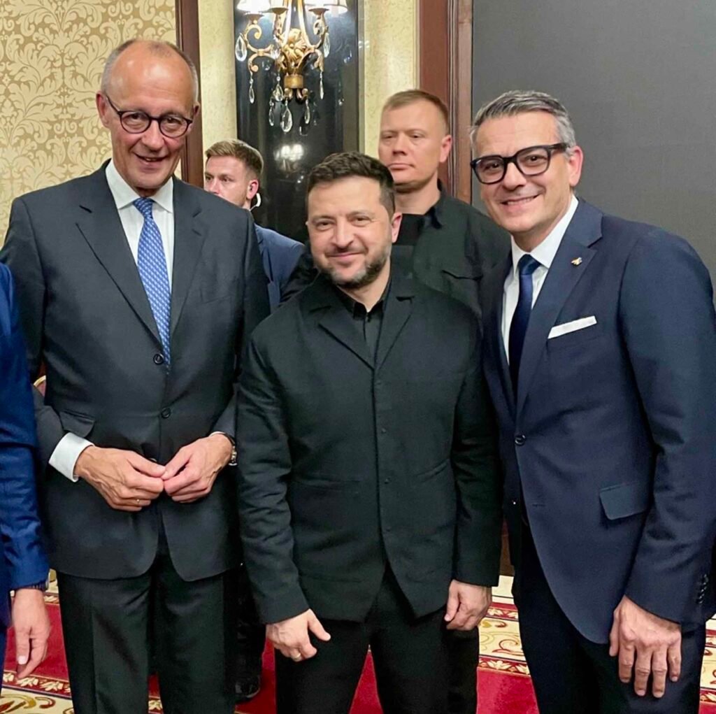 HENSOLDT strengthens Ukraine’s air defence HENSOLDT CEO Oliver Dörre with German Chancellor Friedrich Merz and Ukrainian President Volodymyr Zelenskyy during the visit. (Photo © Ukraine)