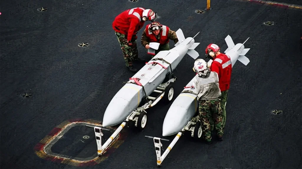 How Does This Glide Weapon Deliver Precision Strikes? AGM-154 Launch
