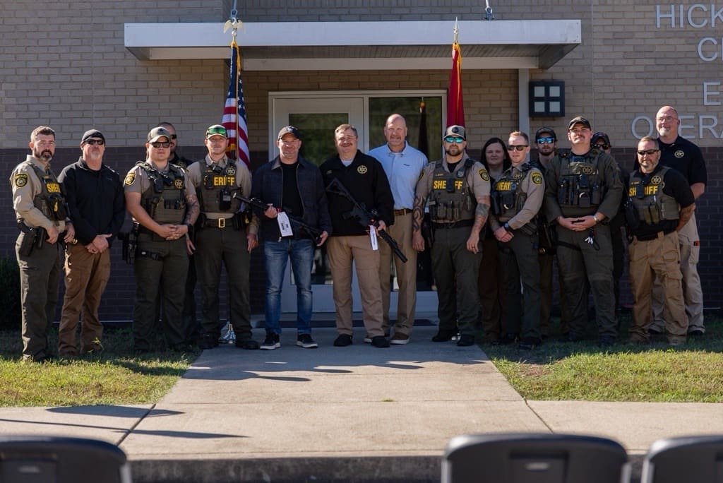 Podcast Host and Former Navy SEAL Shawn Ryan Teams Up with SIG SAUER to Donate Firearms and Emergency Kits to Local Sheriff’s Department Podcast Host and Former Navy SEAL Shawn Ryan Teams Up with SIG SAUER to Donate Firearms and Emergency Kits to Local Sheriff’s Department
